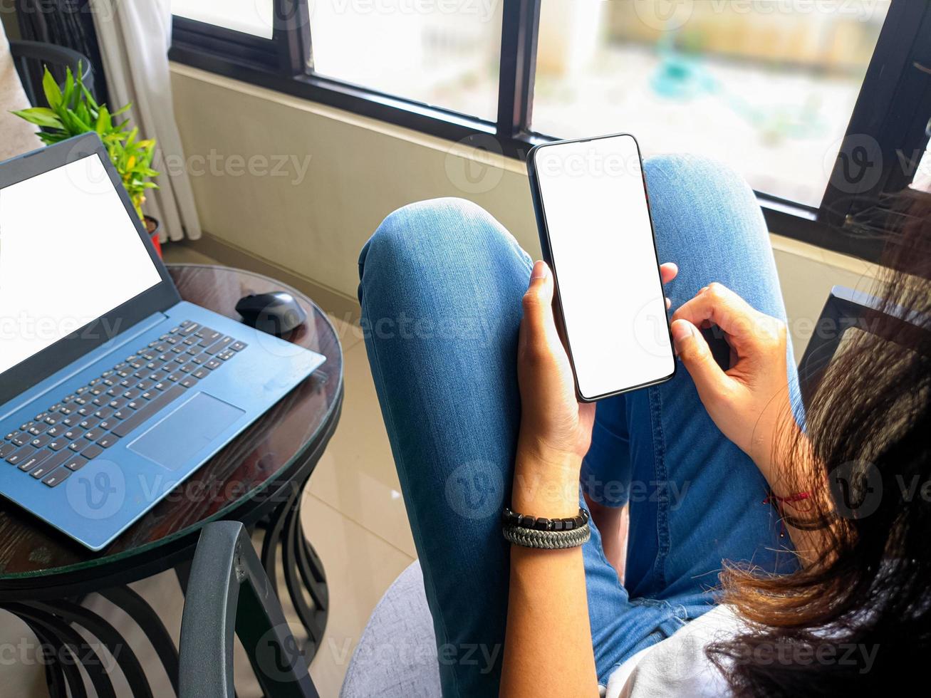 computer, blanco scherm telefoon mockup beeld met wit achtergrond voor reclame, vrouw hand- gebruik makend van laptop en mobiel telefoon Aan tafel in café.model foto