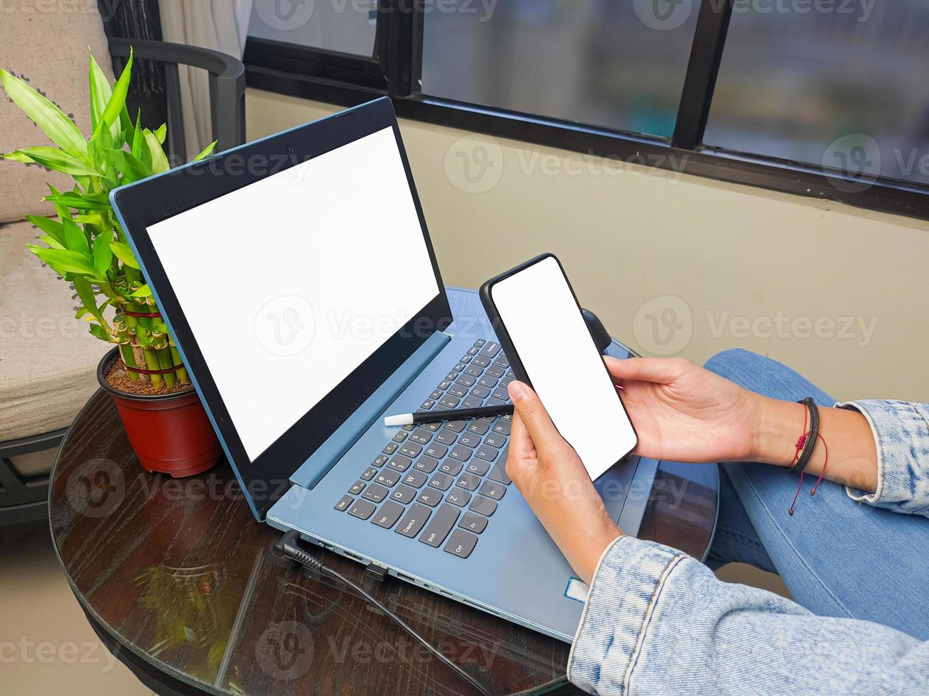 medley B.C. Etna computer, blanco scherm telefoon mockup beeld met wit achtergrond voor  reclame, vrouw hand- gebruik makend van laptop en mobiel telefoon Aan tafel  in café.model 15912567 stockfoto bij Vecteezy