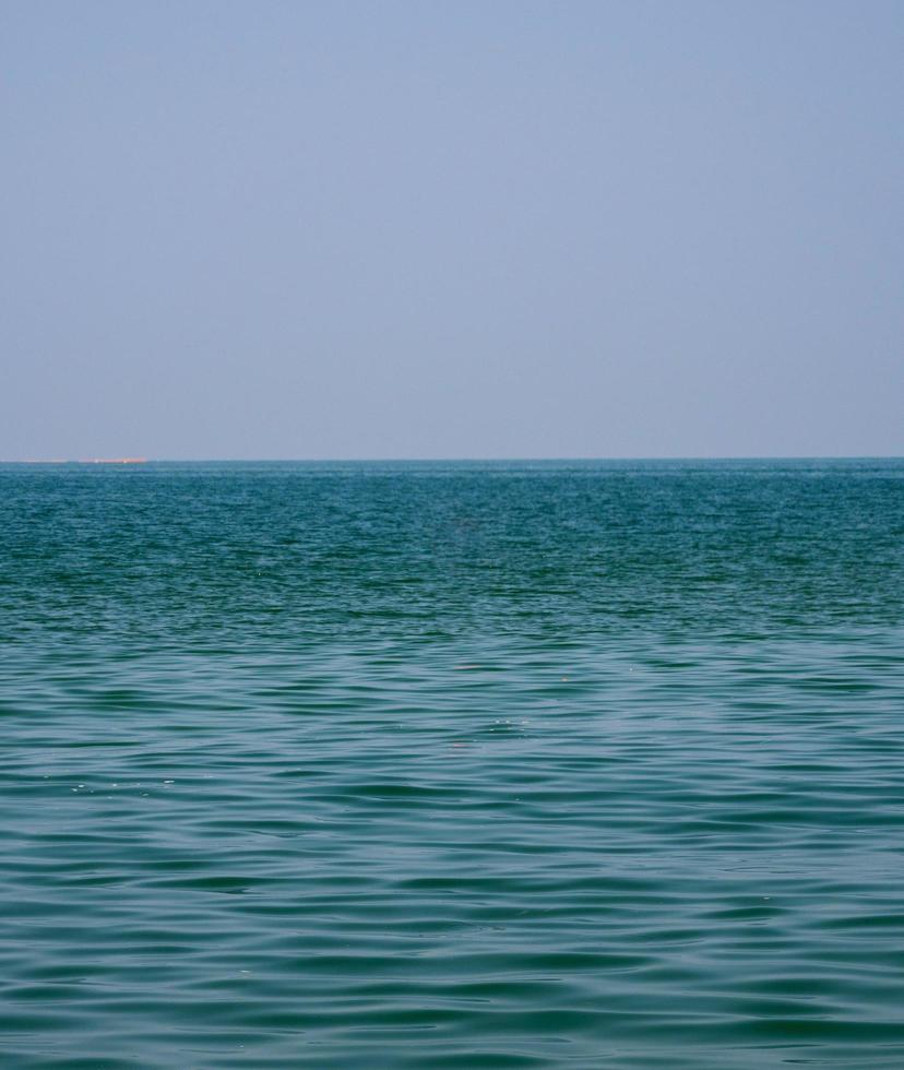 verticaal vooraanzicht landschap blauwe zee en hemel blauwe achtergrond ochtend dag kijk kalm zomer natuur tropische zee mooie oceaan water reizen bangsaen strand oost thailand chonburi exotische horizon. foto