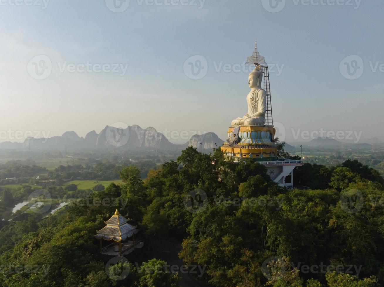 een antenne visie van groot Boeddha Aan de berg staat prominent Bij nong Hoi tempel in Ratchaburi in de buurt de Bangkok, Thailand foto