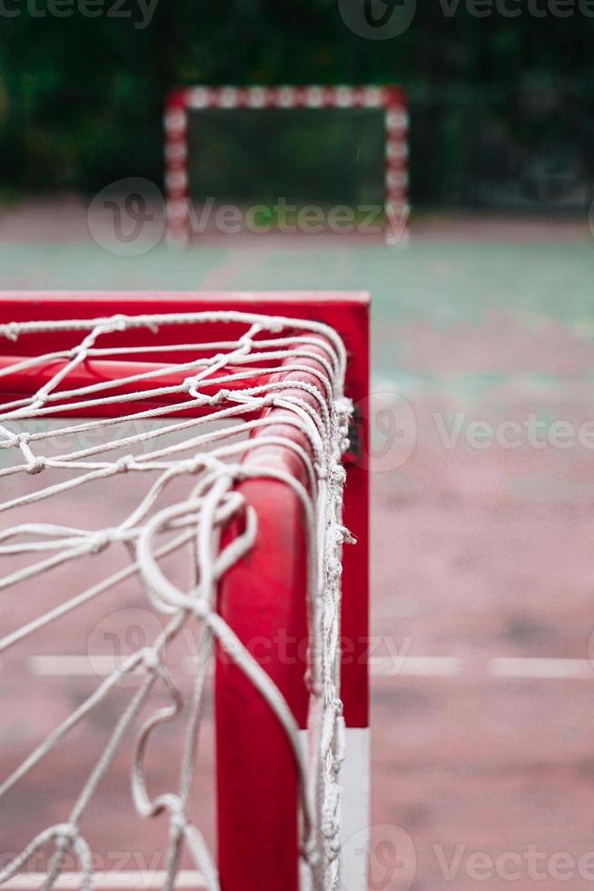 oud verlaten straat voetbal doel sport- uitrusting foto