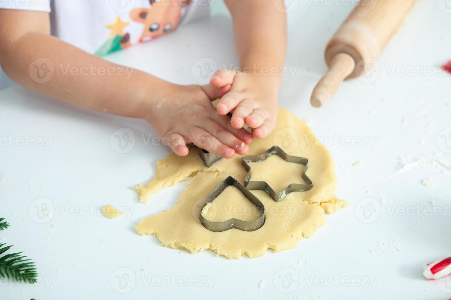 familie Koken eigengemaakt taarten. moeders en kinderen handen Holding koekje snijders. familie Koken vlak leggen. zoet huis. geluk concept. foto