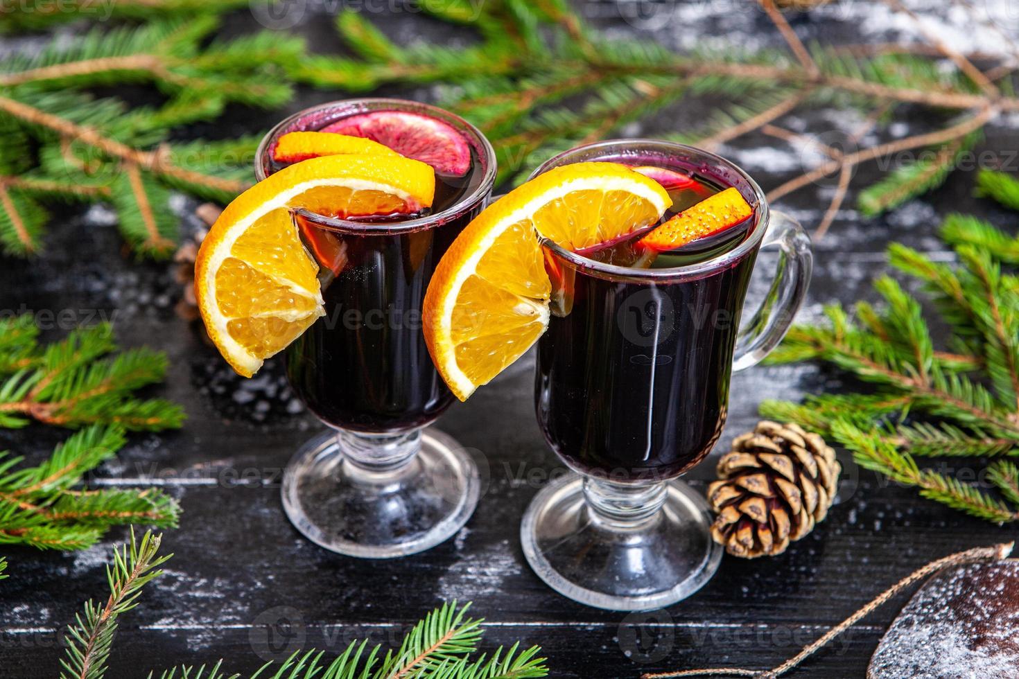 glas van heerlijk glinstering of overwogen heet wijn, kaneel, draad Aan wijnoogst houten achtergrond. foto