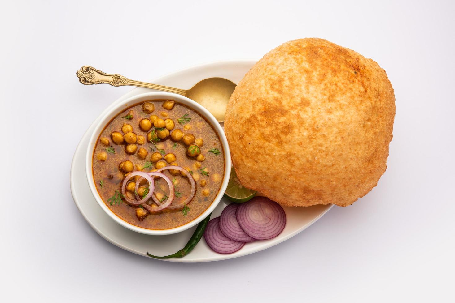 chole bhatuur is een noorden Indisch voedsel gerecht. een combinatie van chana masala en bhatura of puri foto