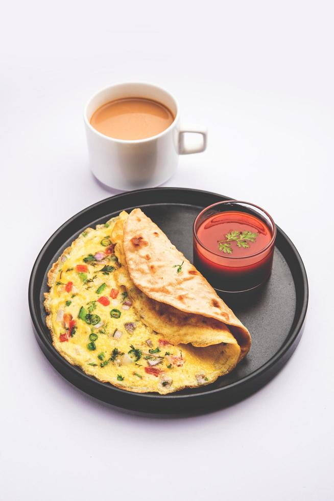 omelet chapati rollen of franky. Indisch populair, snel gezond recept voor kinderen tiffin of lunch doos foto