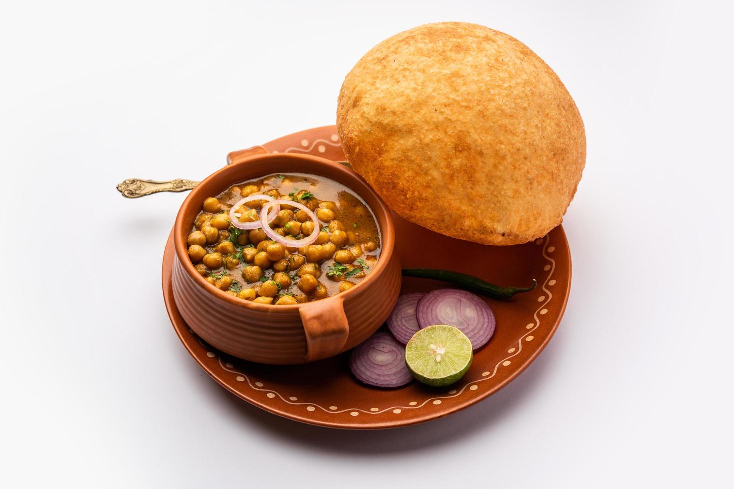 chole bhatuur is een noorden Indisch voedsel gerecht. een combinatie van chana masala en bhatura of puri foto