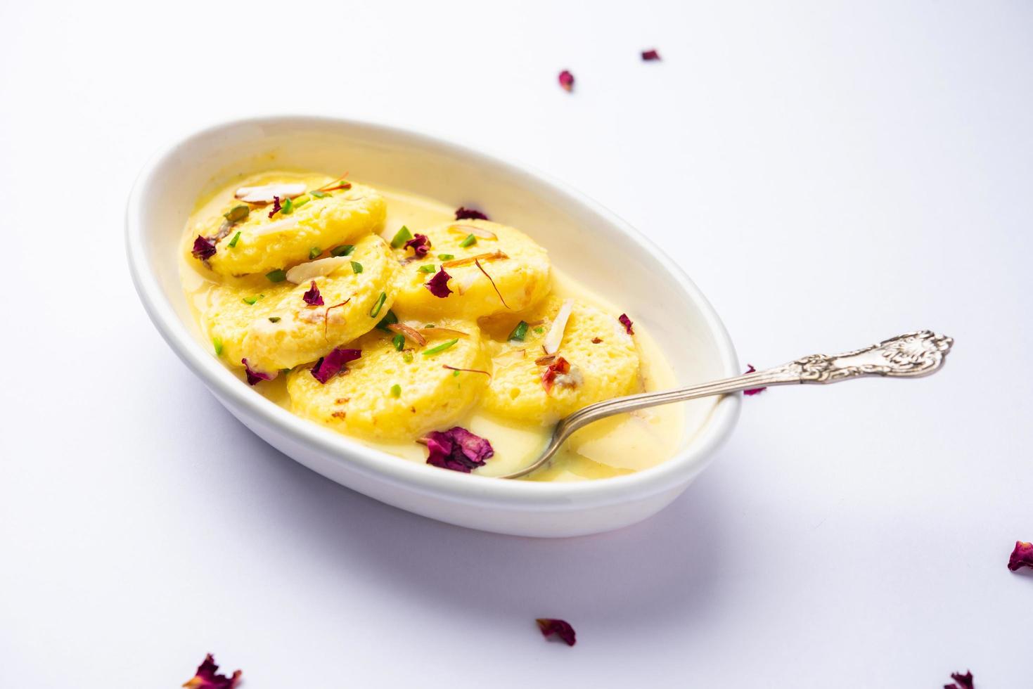 brood rasmalai is de getweaked versie van traditioneel ras malai gebruik makend van brood plakjes in plaats daarvan van paneer foto