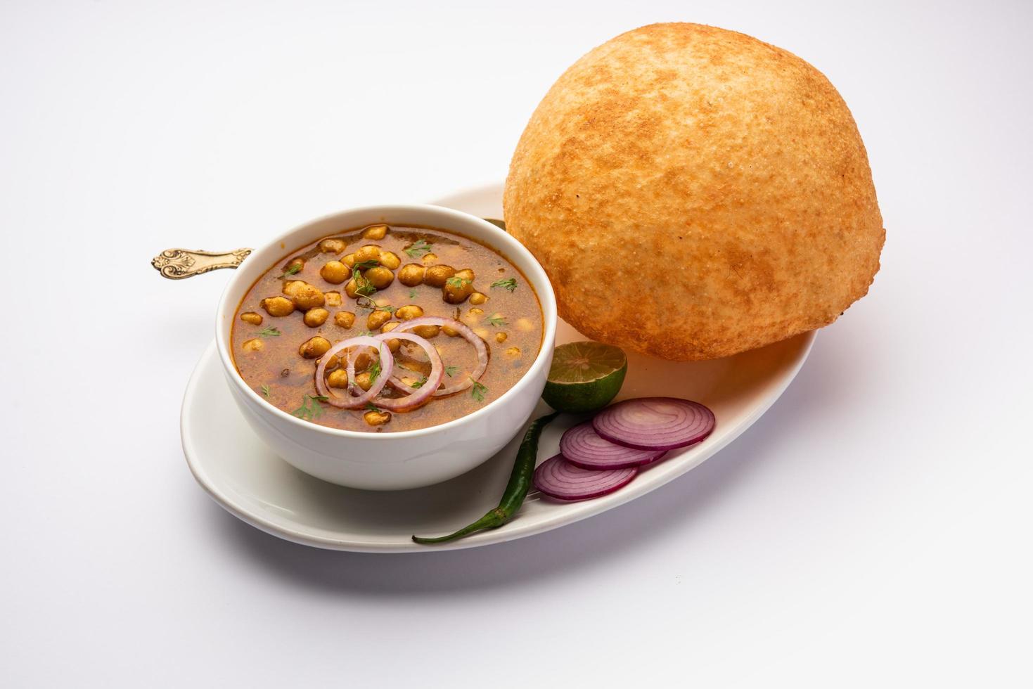 chole bhatuur is een noorden Indisch voedsel gerecht. een combinatie van chana masala en bhatura of puri foto