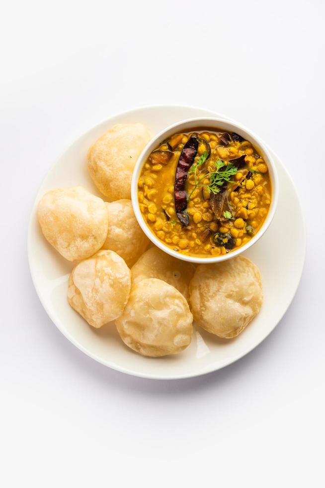 luchi choler dal of gebakken brood gemaakt van meel geserveerd langs met curried chana of Bengalen gram foto