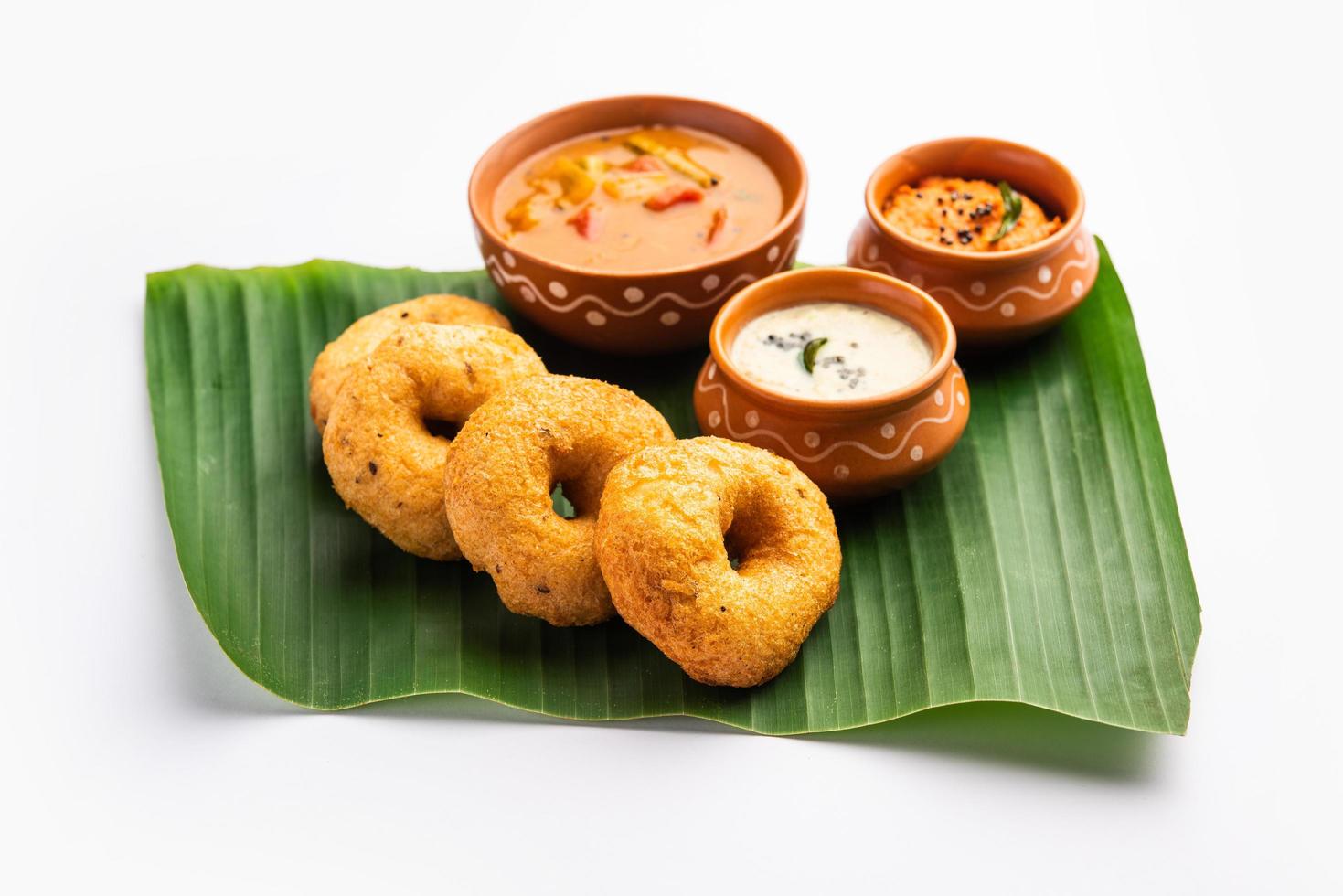 sambar vada of medu vada met sambhar en chutney - populair zuiden Indisch tussendoortje of ontbijt foto