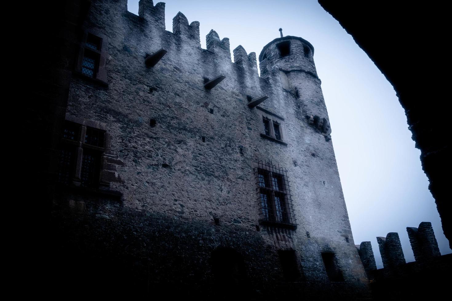 de middeleeuws kasteel van fenis, in de aosta vallei. gedurende de Kerstmis vakantie van 2022 foto