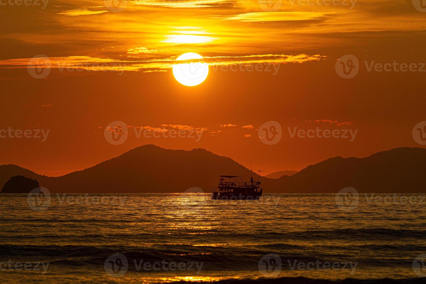 varen in de zee met golven en lucht, gouden zon foto