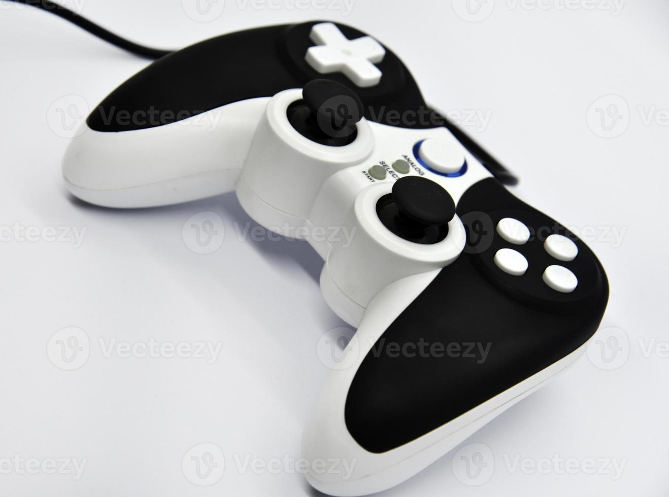 de gamepad is zwart en wit Aan een wit achtergrond. spel bedieningshendel detailopname. een gamepad voor een spel troosten. foto