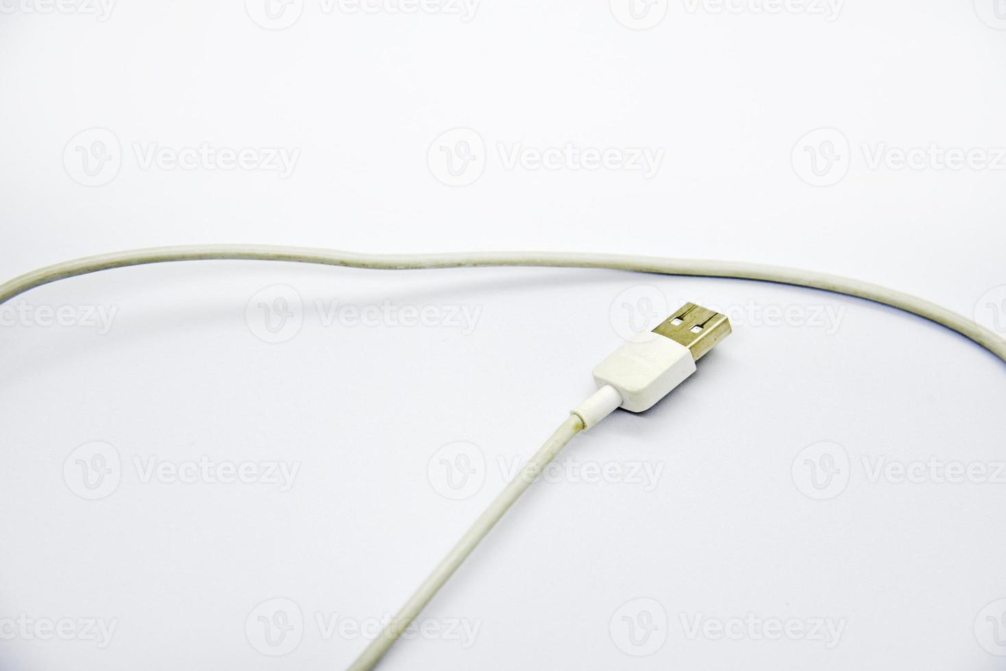 wit USB kabel voor opladen de telefoon Aan een wit achtergrond. wit koord voor opladen gadgets. foto