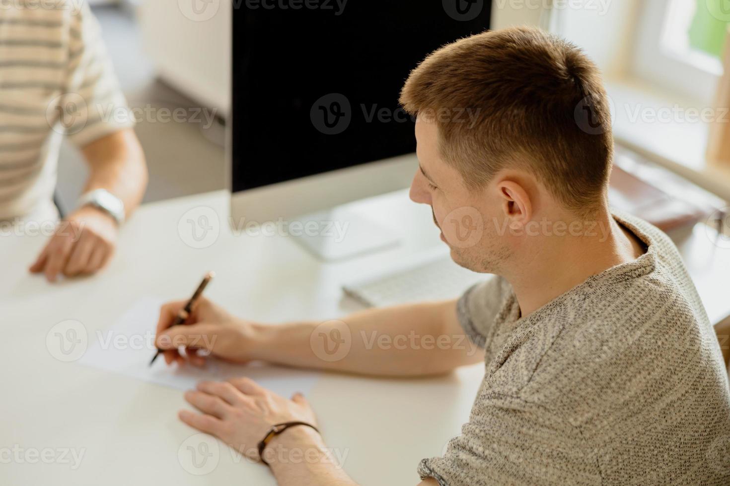 echt professioneel Mens overleg plegen cliënt in kantoor. twee Mannen hebben ontmoeting, maken bedrijf gesprek. verzekeraar geven het advies, manager maken bieden. mentor onderwijs intern. baan interview. foto