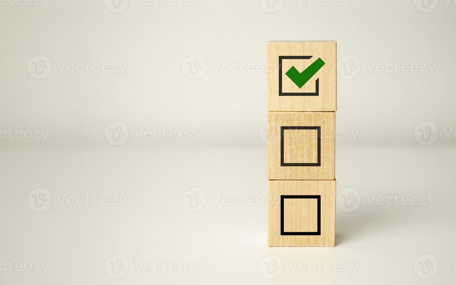 checklist concept, houten blokken kubussen met icoon foto