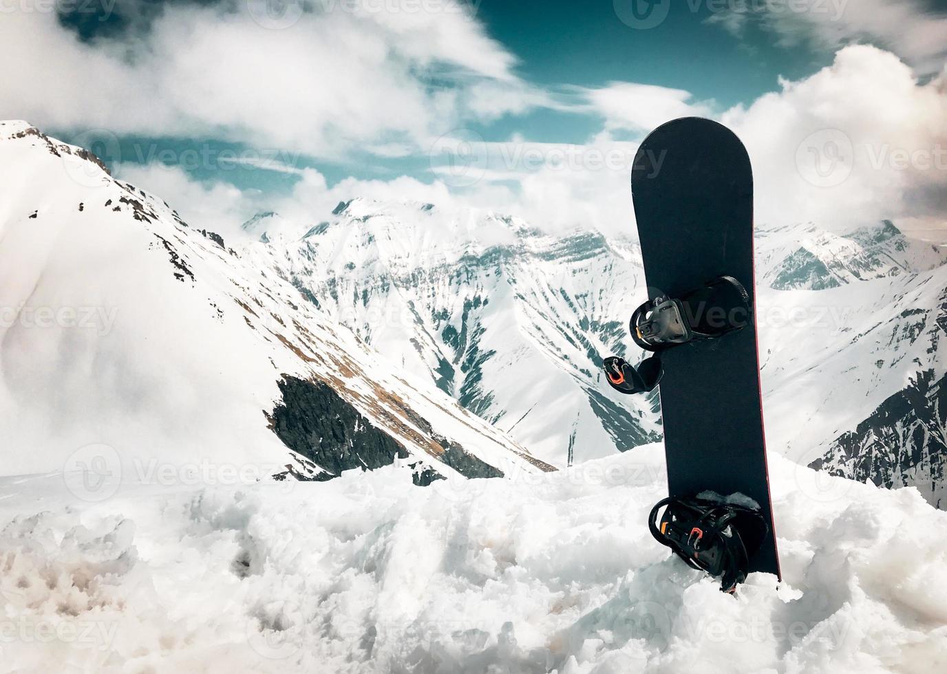 snowboard staan in sneeuw met mooi wit Kaukasus bergen achtergrond in gudauri ski toevlucht top gezichtspunt in winter. Georgië skiën winter vakantie bestemming foto