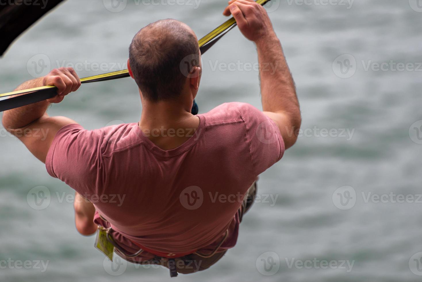 slackliner hangende hoog bovenstaand water voorbereidingen treffen naar wandelen foto