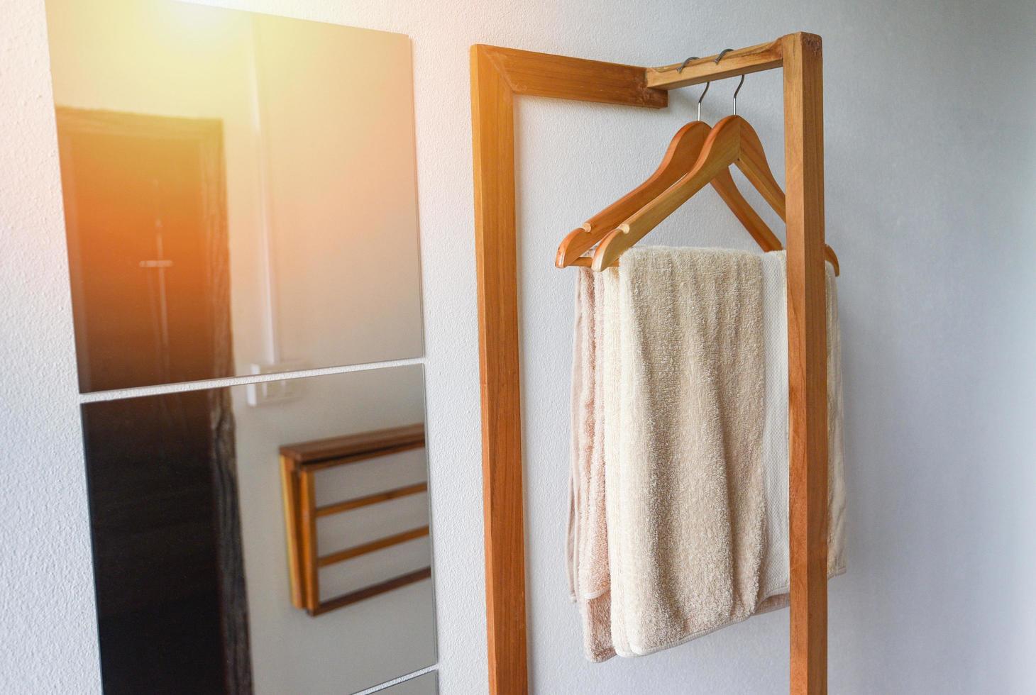 handdoek hangen in de douche kamer - handdoek in hout kleren hanger foto