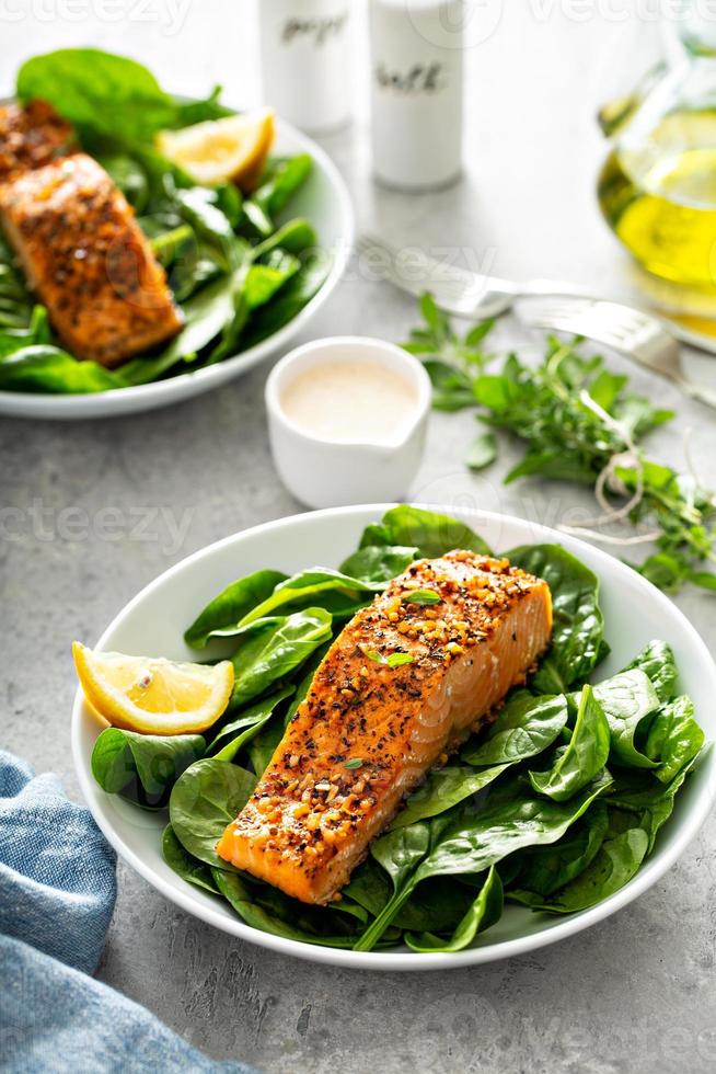 ceder plank geroosterd Zalm met spinazie foto