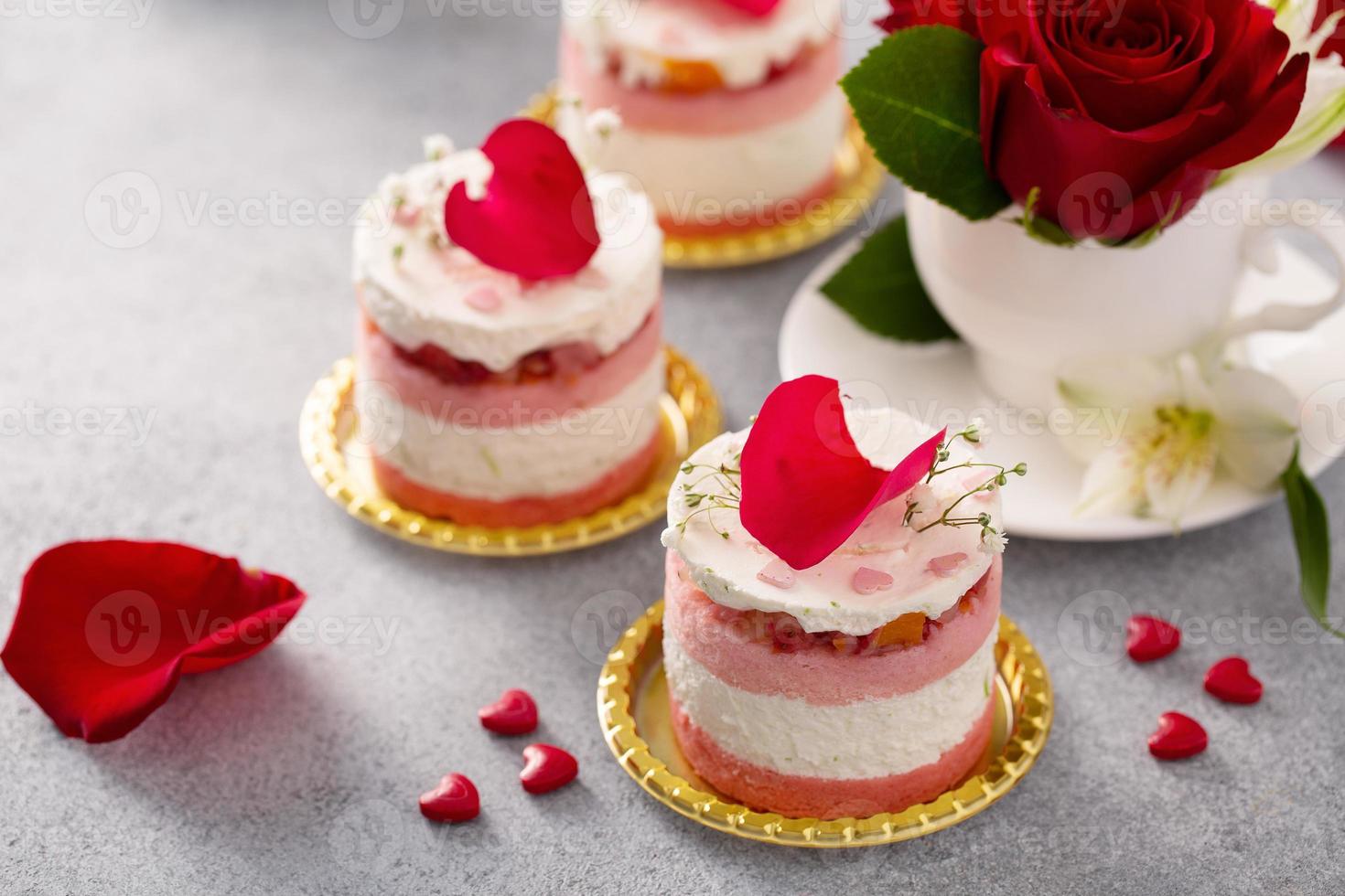 licht mousse cakes voor valentijnsdag dag foto