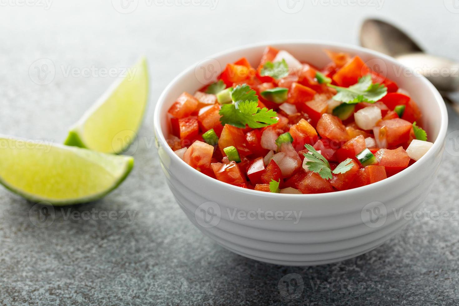 eigengemaakt pico de gallo met limoen foto