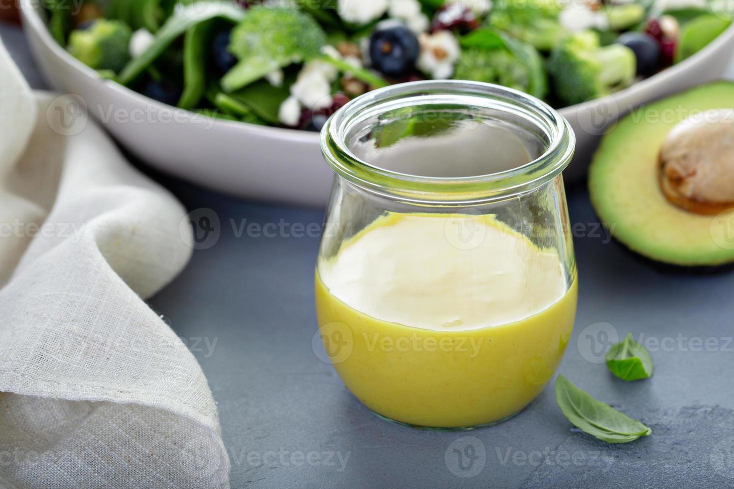 gezond honing mosterd dressing met avocado foto