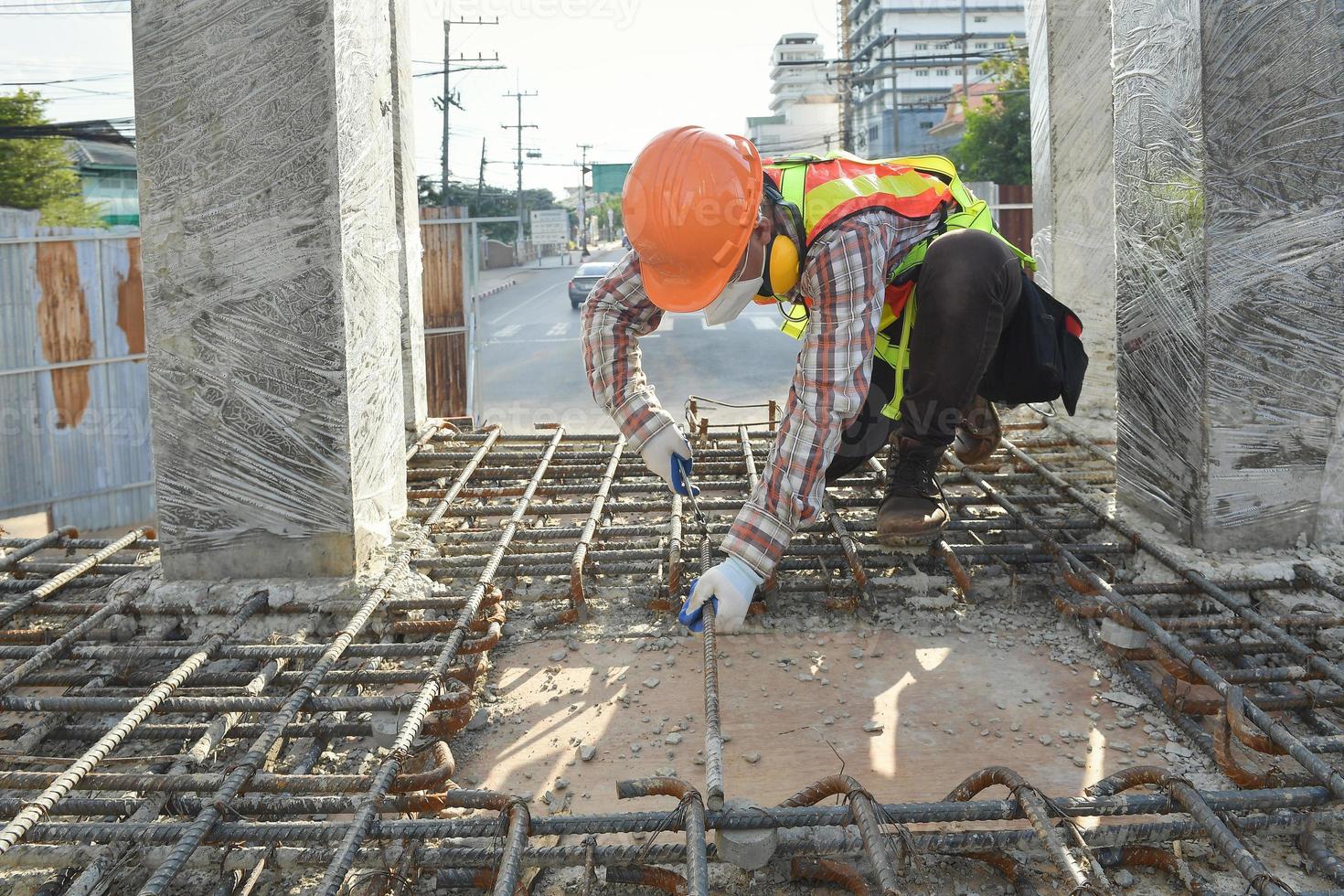 bouw arbeiders fabriceren staal versterking bar Bij de bouw plaats foto