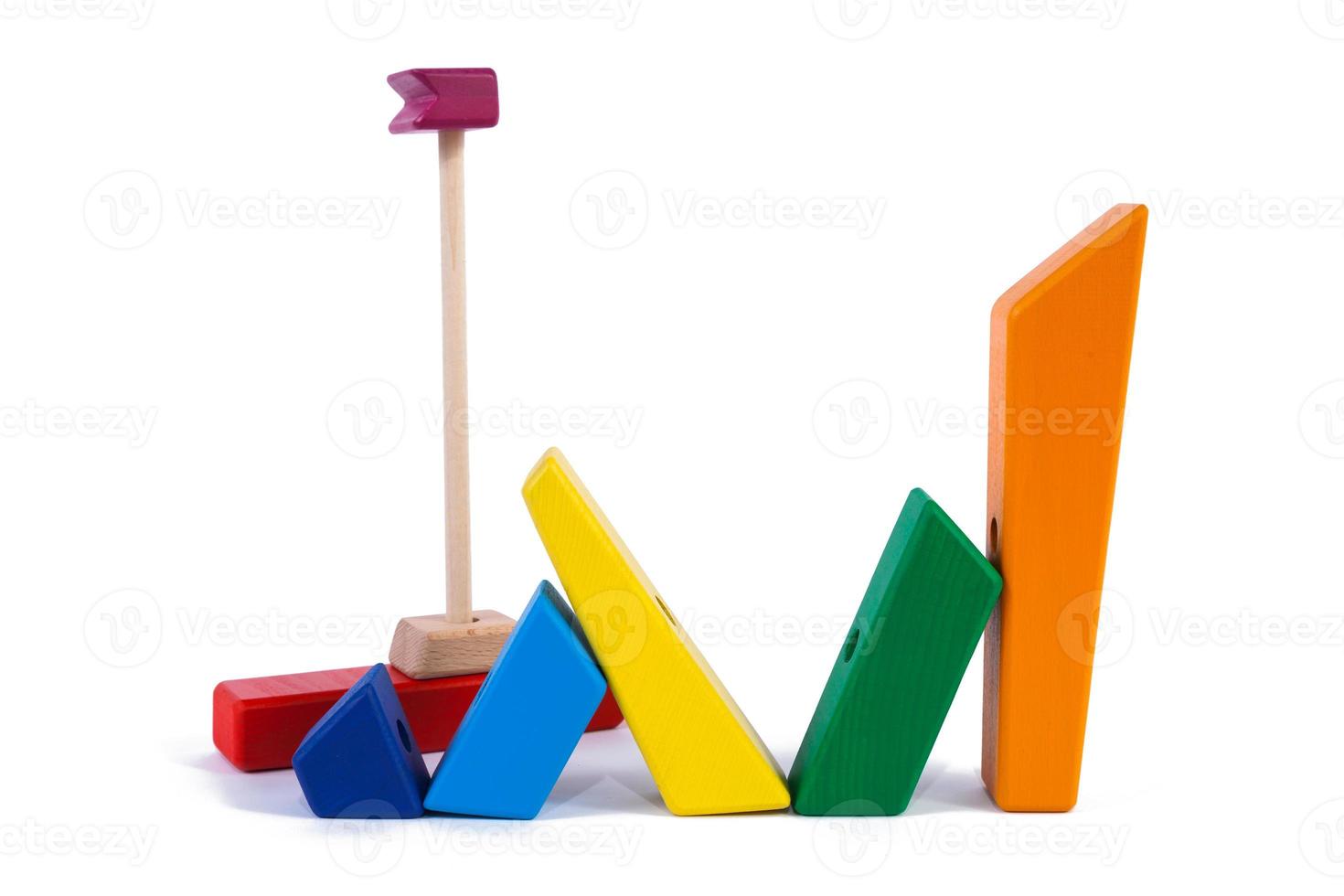 foto kleurrijk houten bouwer van klein bogen, driehoeken en andere vormen in de vorm van een schip van beuken Aan een wit geïsoleerd achtergrond