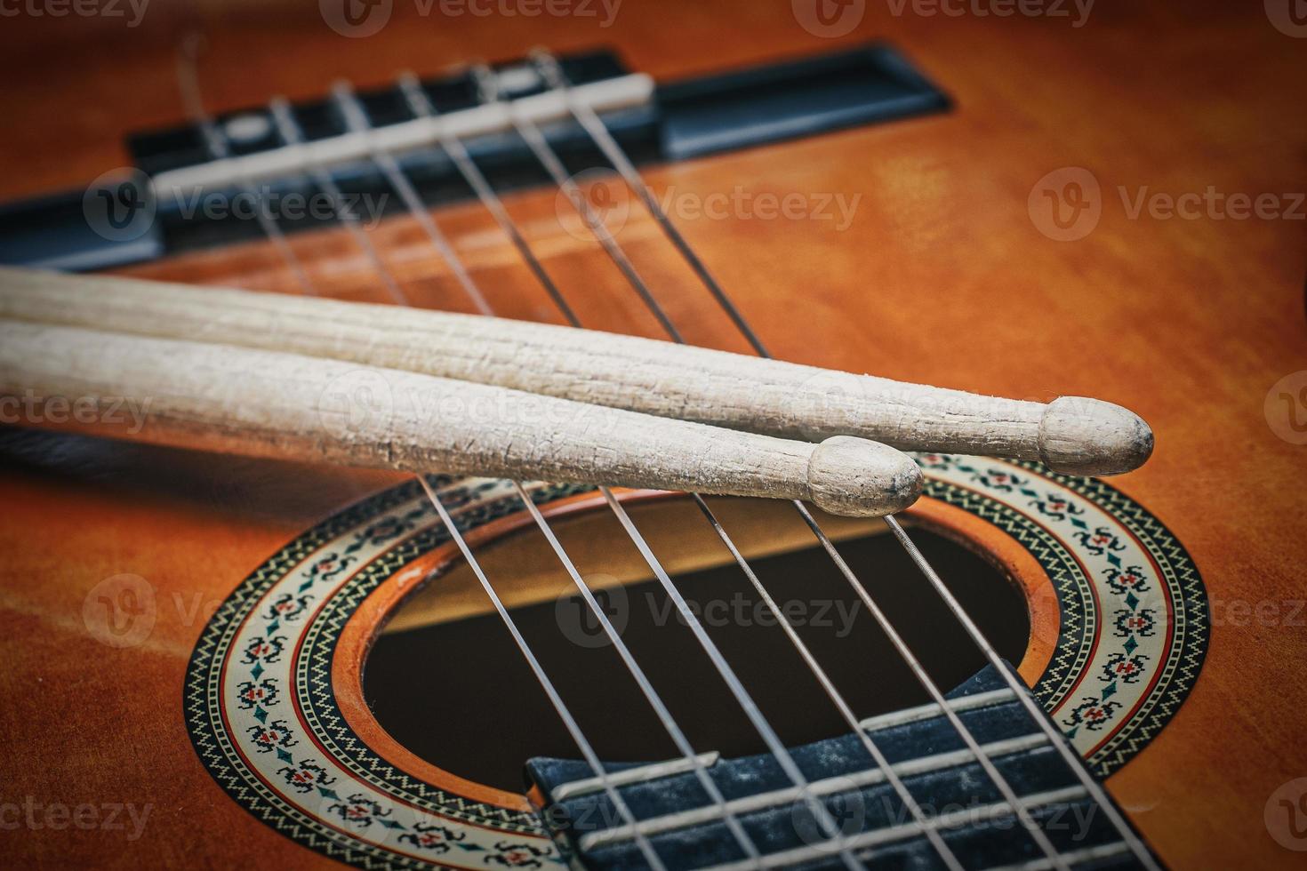 akoestisch gitaar met trommel stokjes foto