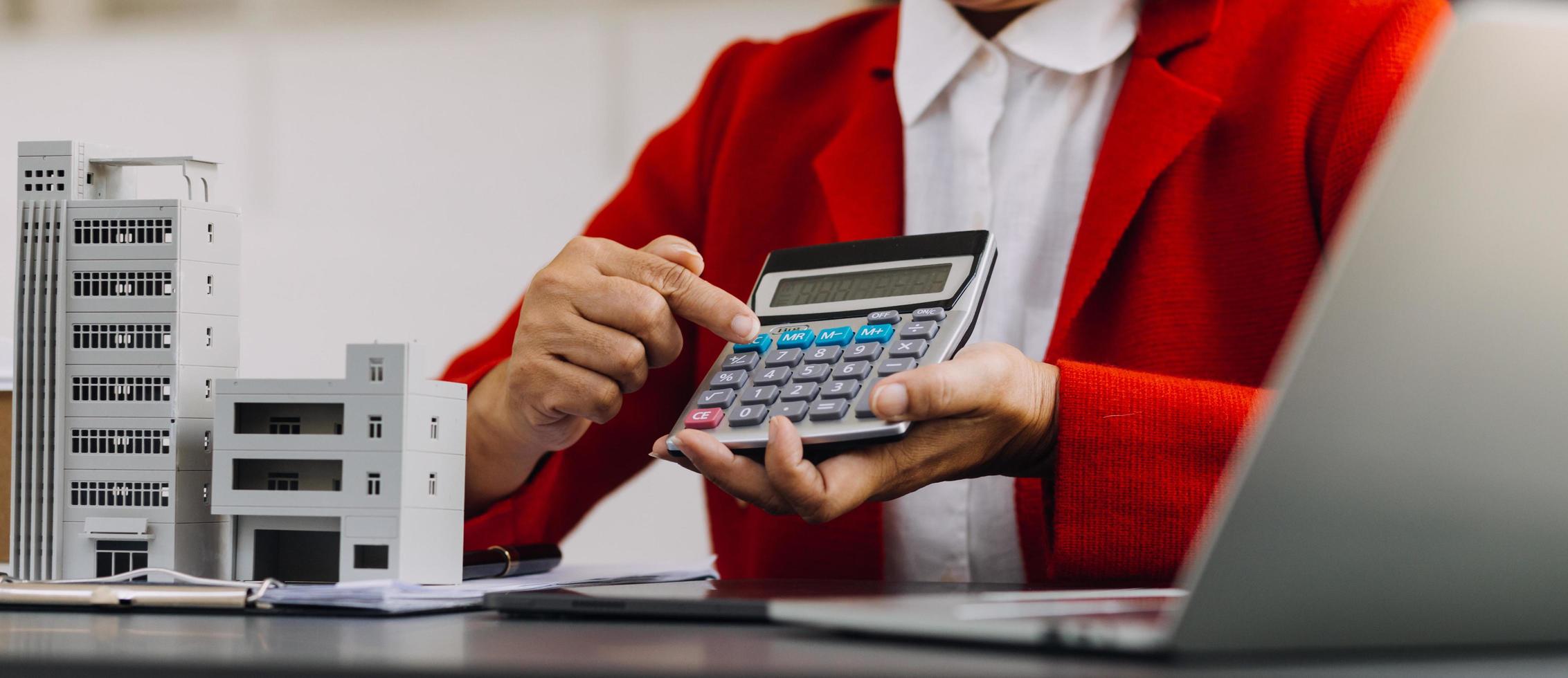 2023 bedrijf financiën technologie en investering concept. voorraad markt investeringen fondsen en digitaal middelen. zakenman analyseren forex handel diagram financieel gegevens. bedrijf financiën achtergrond. foto