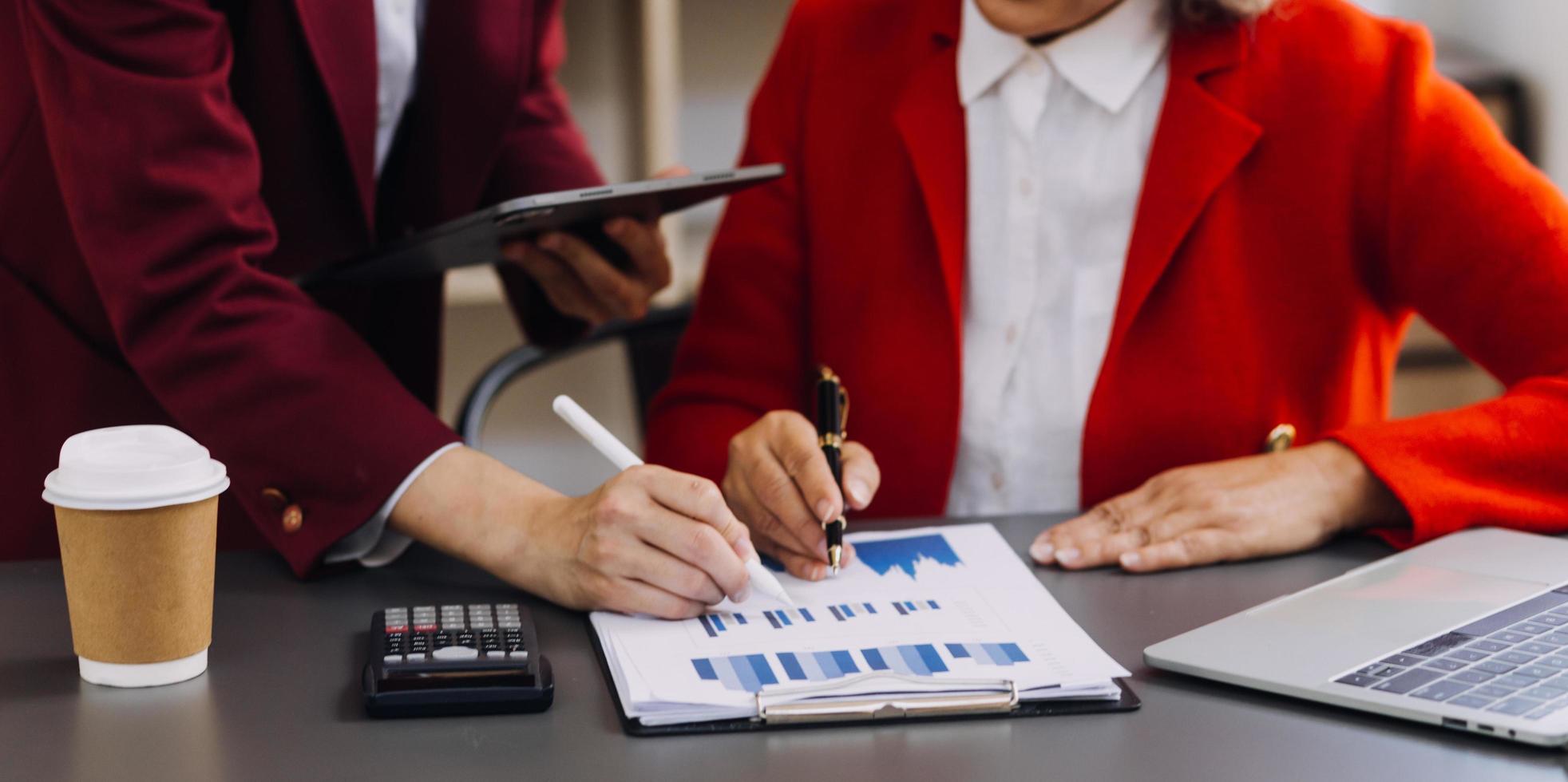 zakenvrouw hand werken met laptopcomputer, tablet en smartphone in modern kantoor met virtueel pictogram diagram op modernoffice in ochtendlicht foto