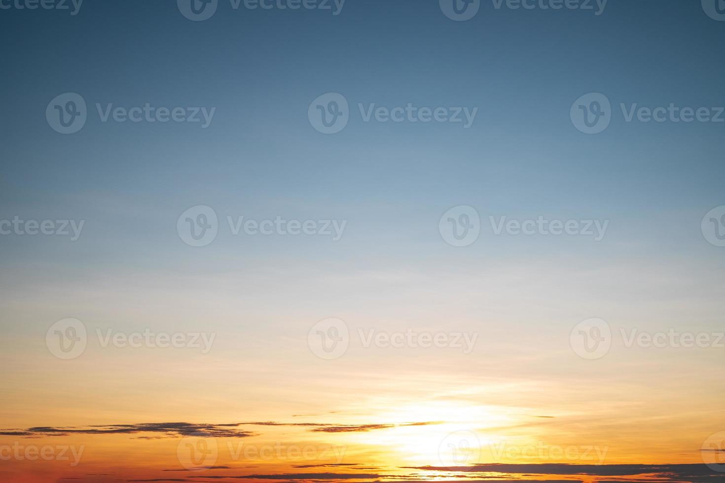 mooi helling oranje wolken en zonlicht Aan de blauw lucht perfect voor de achtergrond, nemen in eeuwigheid, schemering foto