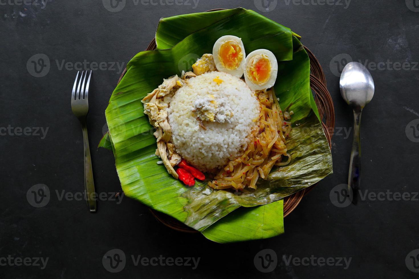 nasi liwet solo of sego liwet solo is een traditioneel voedsel van surakarta. gemaakt van hartig rijst, chayote en gekookt ei, kip, dik kokosnoot melk geserveerd Aan een banaan blad foto