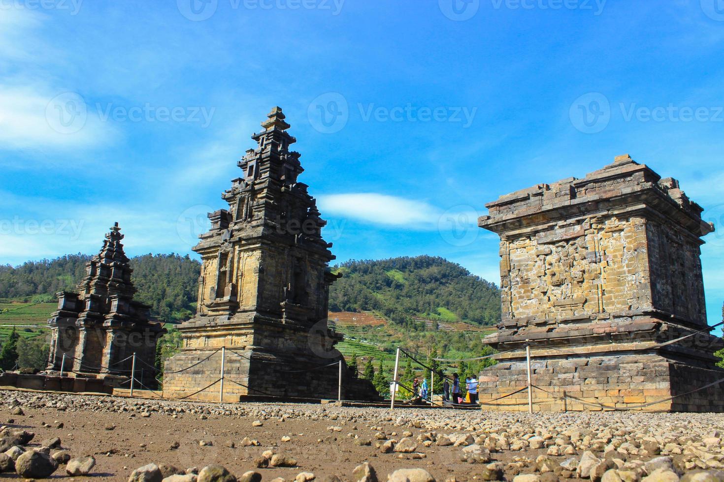 lokaal toeristen bezoek arjuna tempel complex Bij dieng plateau na de covid 19 noodgeval reactie periode foto