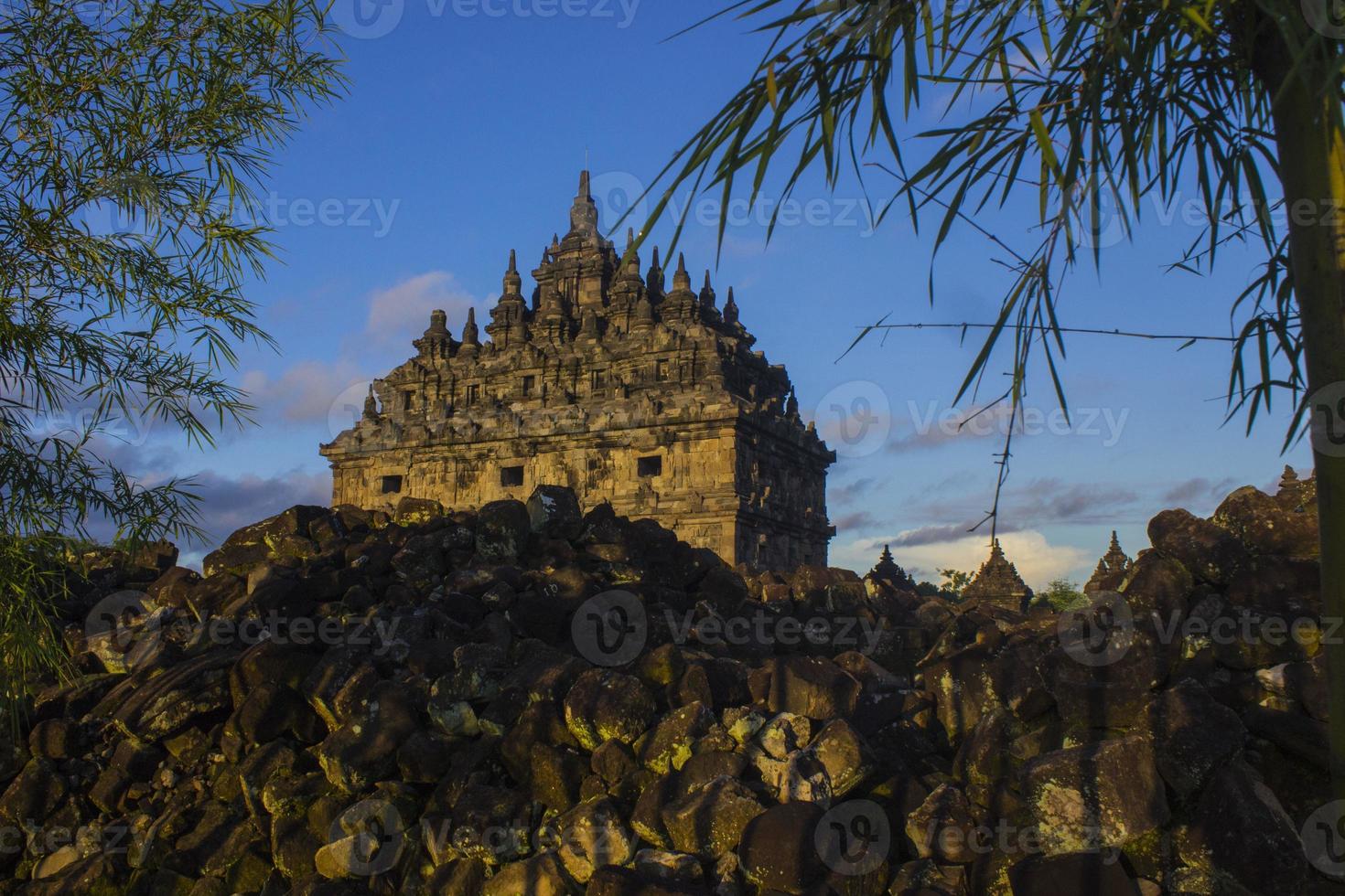 Candi plat, een boeddhistisch tempel gelegen in klaten centraal Java, Indonesië, met een achtergrond van monteren merapi foto