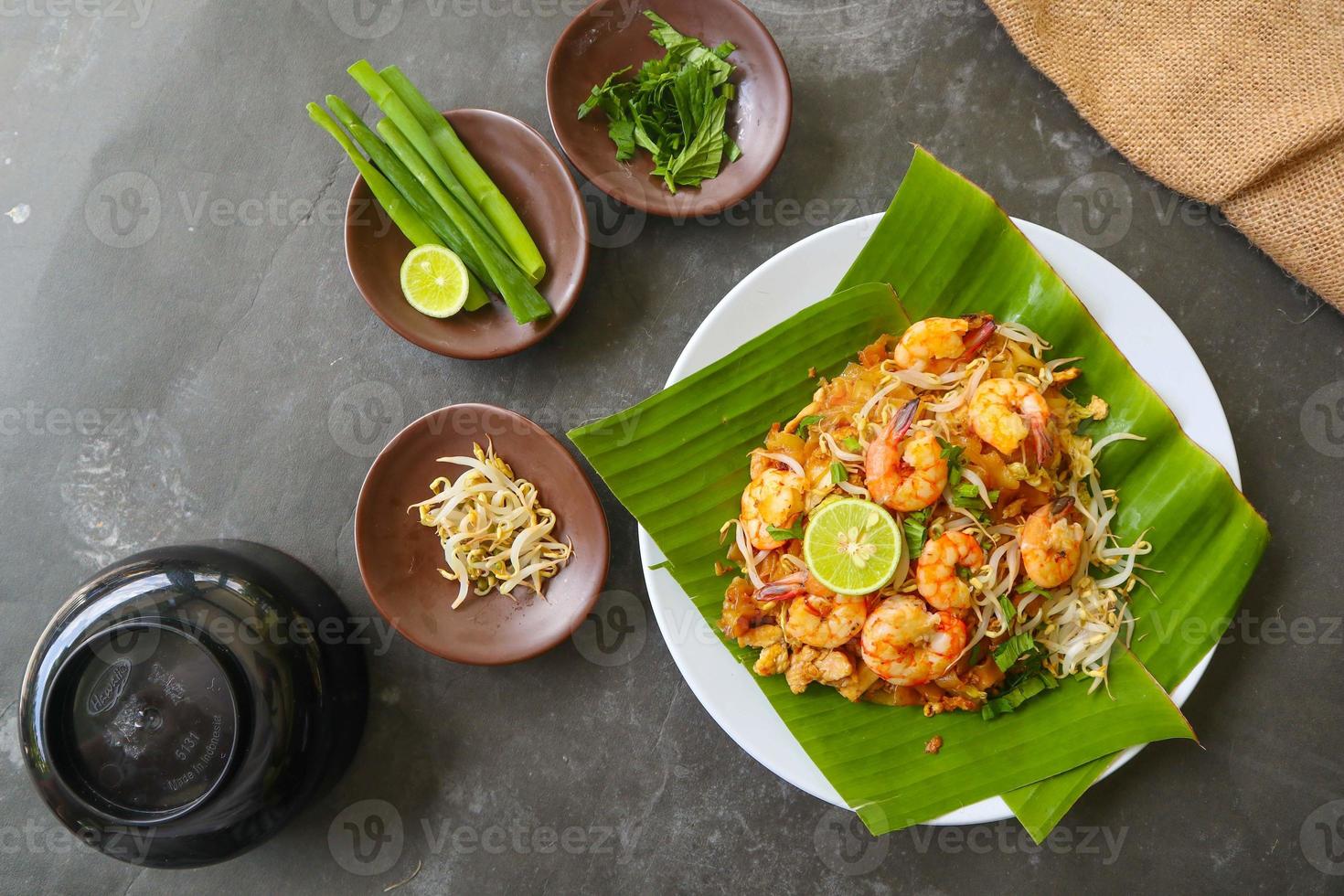 stootkussen Thais, of phad Thais, is een roergebakken rijst- noodle schotel van Thailand. gemaakt van rijst- noedels, , Boon spruiten, eieren, garnalen en Thais specerijen foto