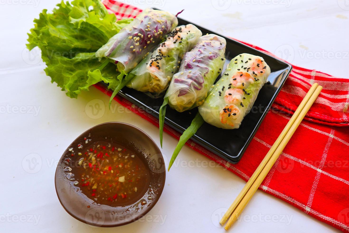 goi cuon is een traditioneel voorjaar rollen van Vietnam Vietnamees voedsel, gemaakt van vlees, garnaal, groenten, vermicelli, verpakt in rijst- papier of banh trang. geserveerd met saus foto