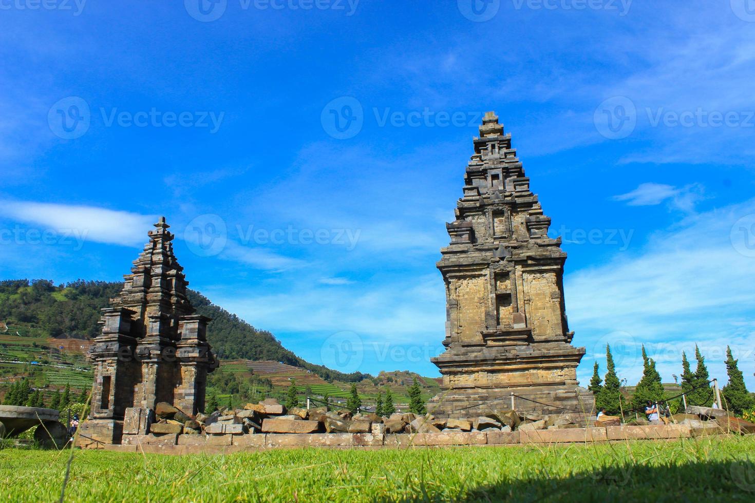 lokaal toeristen bezoek arjuna tempel complex Bij dieng plateau na de covid 19 noodgeval reactie periode foto