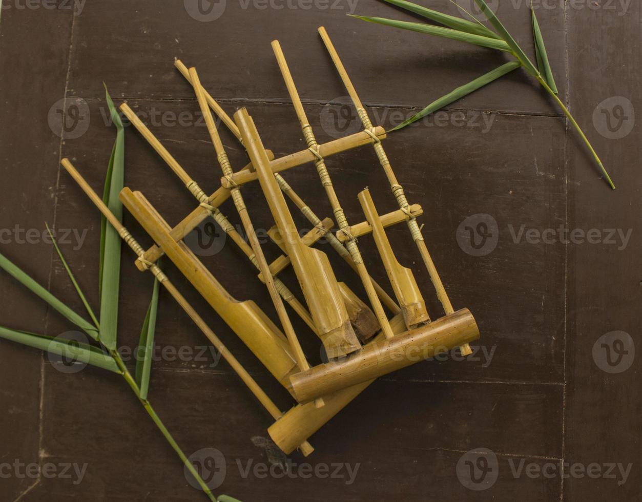 angst, de traditioneel Sundanees musical instrument gemaakt van bamboe. geïsoleerd Aan wit achtergrond foto