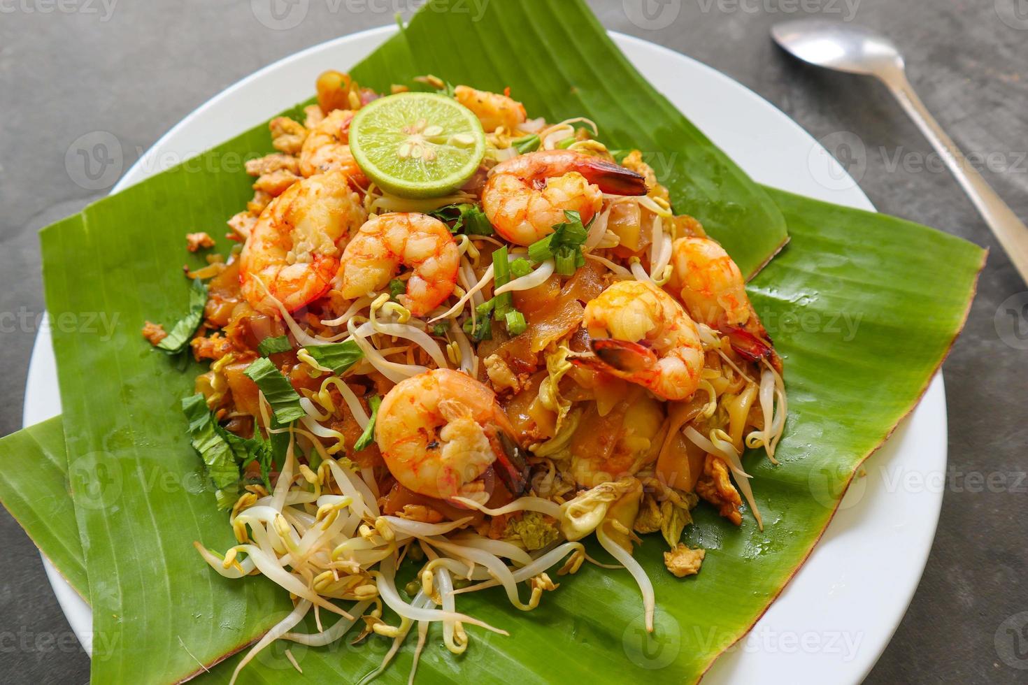 stootkussen Thais, of phad Thais, is een roergebakken rijst- noodle schotel van Thailand. gemaakt van rijst- noedels, , Boon spruiten, eieren, garnalen en Thais specerijen foto