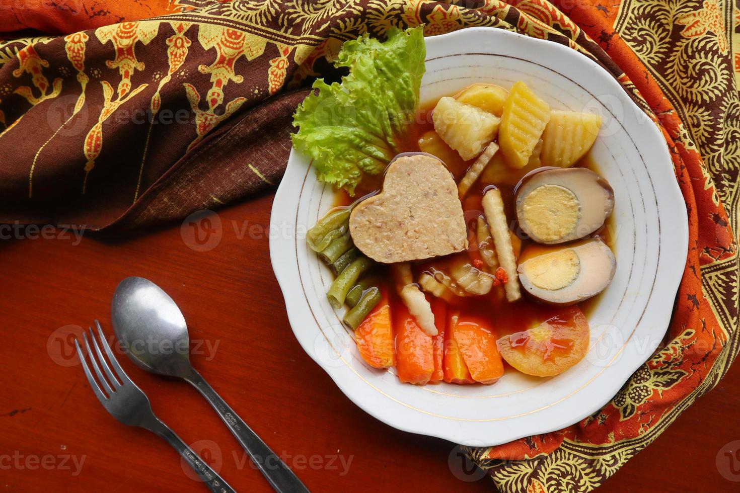 selat solo is traditioneel salade voedsel van Indonesië. gemaakt van hard gekookt eieren, gekookt kikkererwten, gekookt wortels, hasj bruin en sla, steak of bistik. geserveerd Aan hout tafel foto