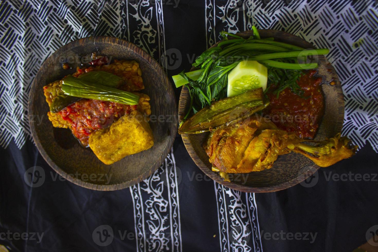 nasi tempong of sego tempong is traditioneel voedsel van banyuwangi, Indonesië gemaakt van rijst, traditioneel gebakken inktvis, gebakken aubergine, komkommer plakjes, groenten, spinazie en pittig sambal Chili foto