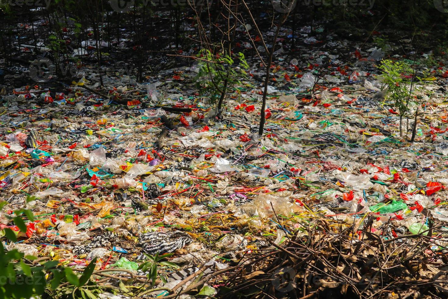 gemorst plastic vuilnis Aan de land- van de groot stad. leeg gebruikt vuil plastic flessen. plastic vervuiling. milieu vervuiling. ecologisch probleem. foto