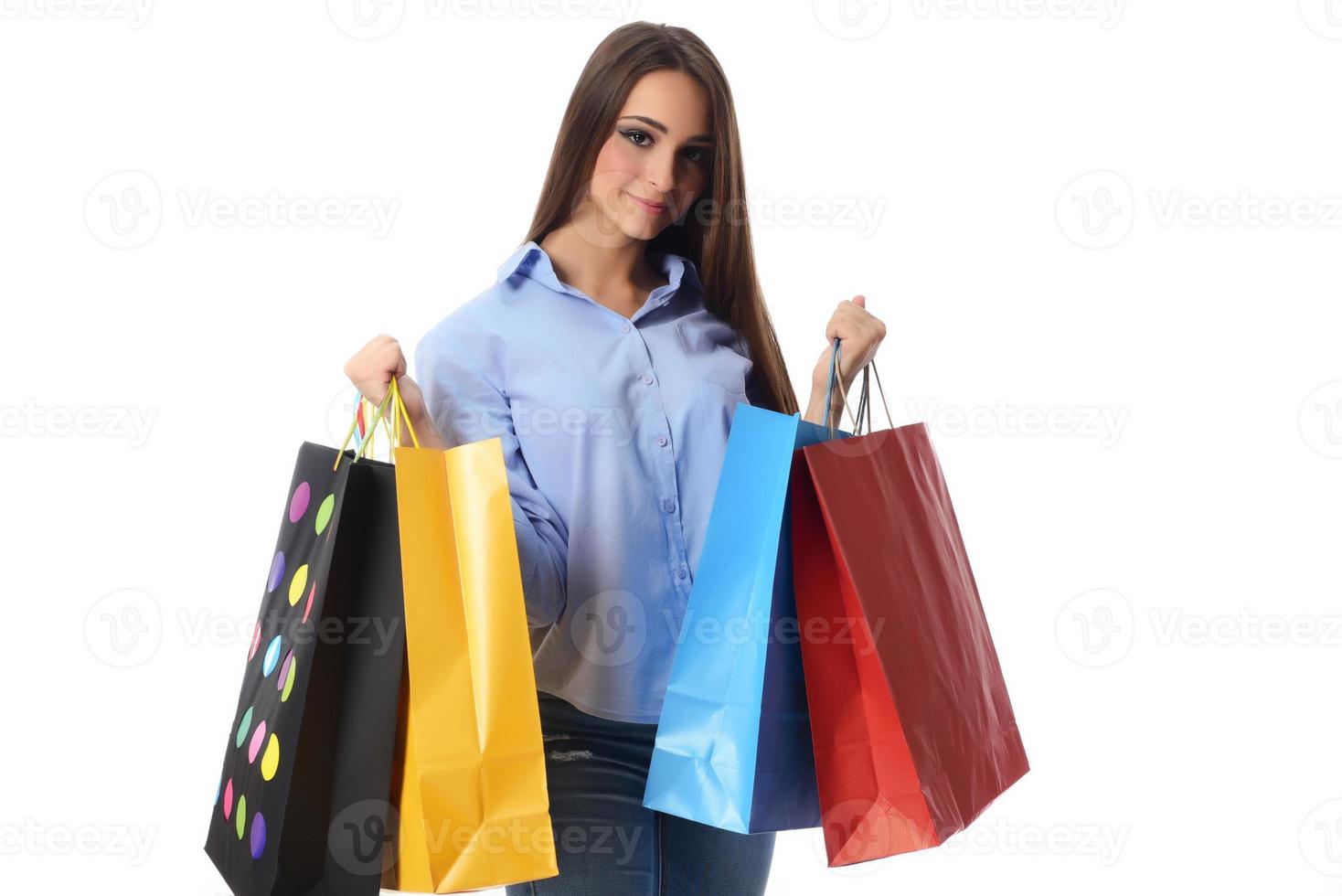 boodschappen doen concept. mooi glimlachen brunette met boodschappen doen Tassen poseren Aan wit achtergrond foto