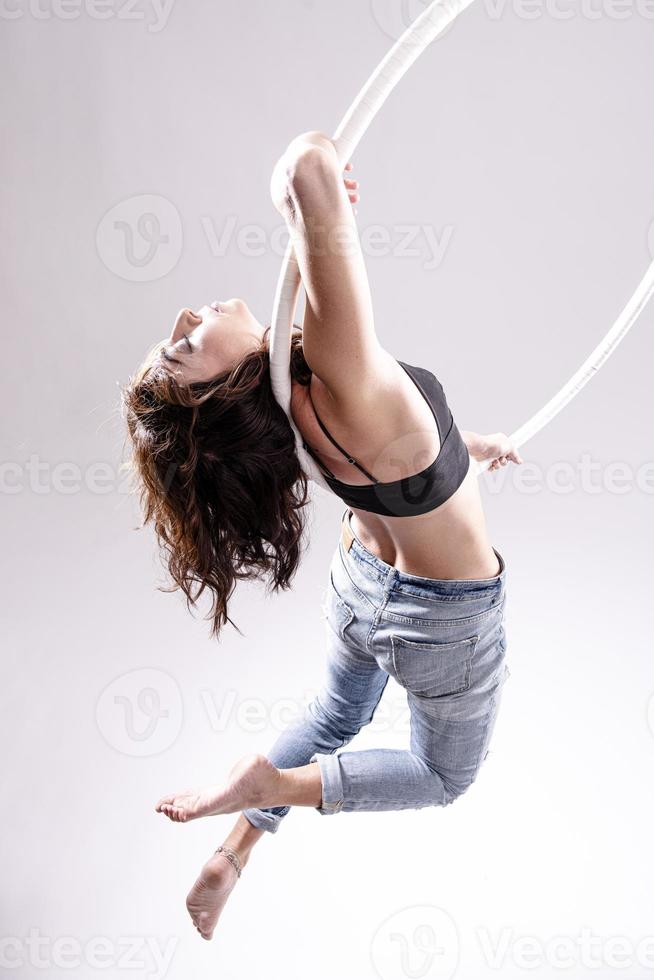 een vrouw antenne hoepel gymnast het uitvoeren van opdrachten Aan een antenne hoepel foto