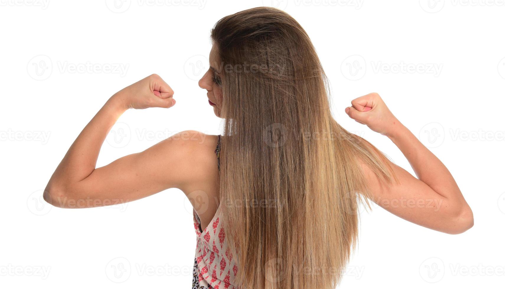 beeld van een mooi jong brunette dame poseren met boodschappen doen Tassen en op zoek Bij camera. boodschappen doen concept. geïsoleerd foto