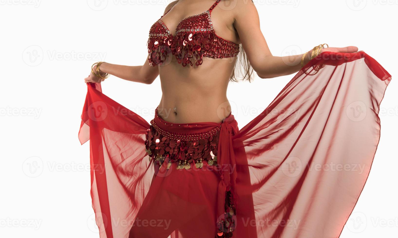 mooi buik danser jong vrouw in prachtig rood en zwart kostuum jurk foto