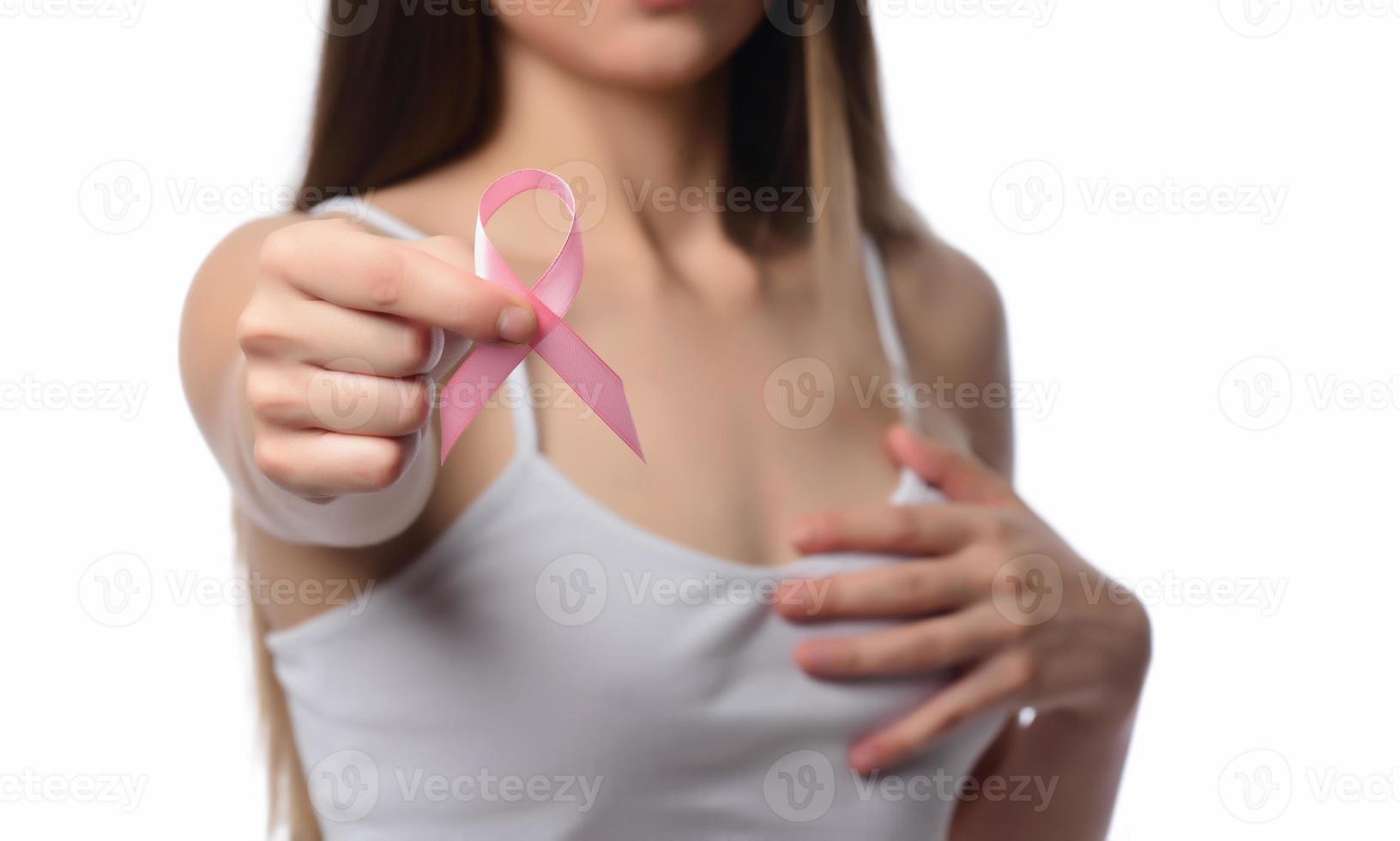 gezondheidszorg en geneeskunde concept. vrouw hand- Holding roze borst kanker bewustzijn lintje. foto