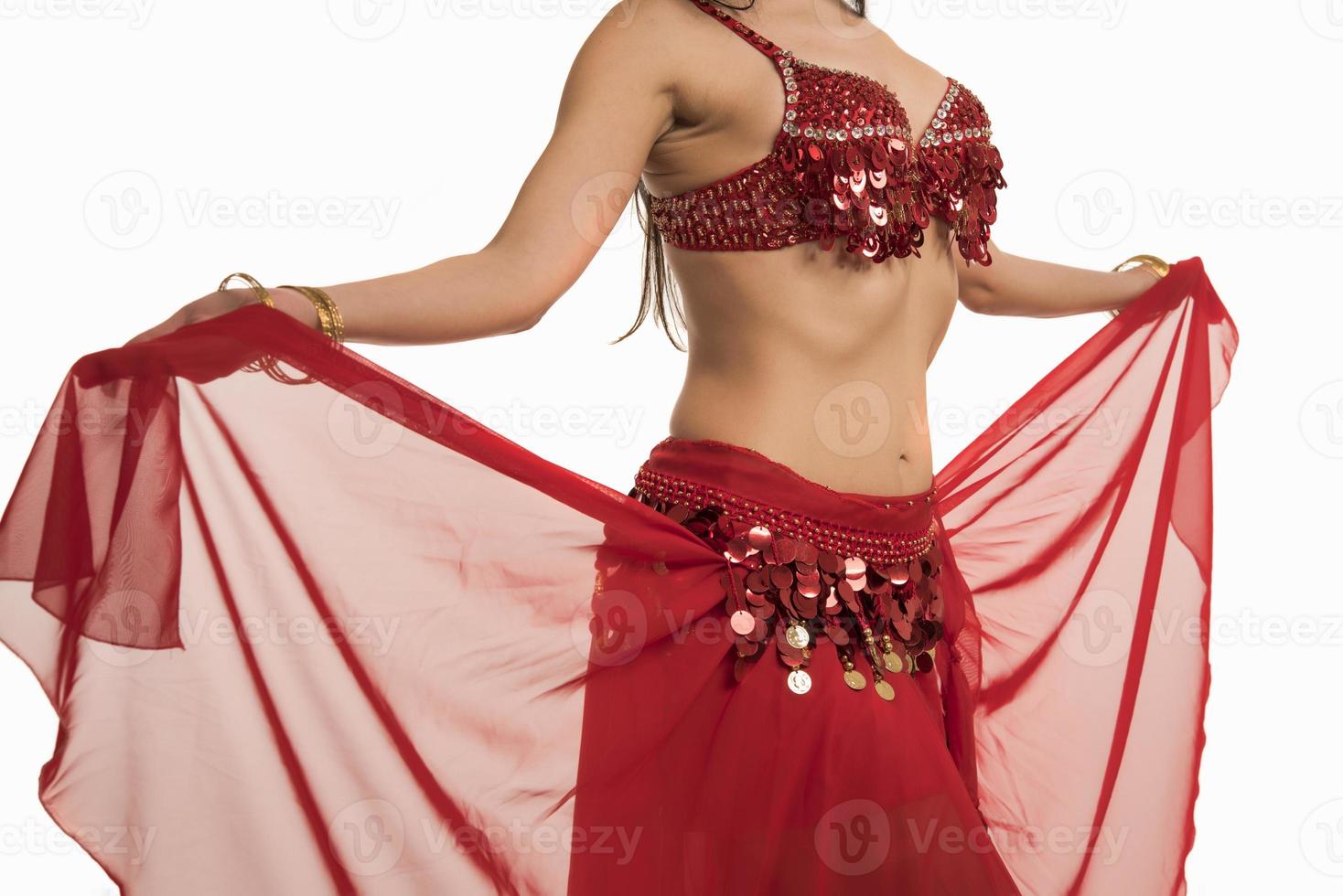 mooi buik danser jong vrouw in prachtig rood kostuum jurk foto